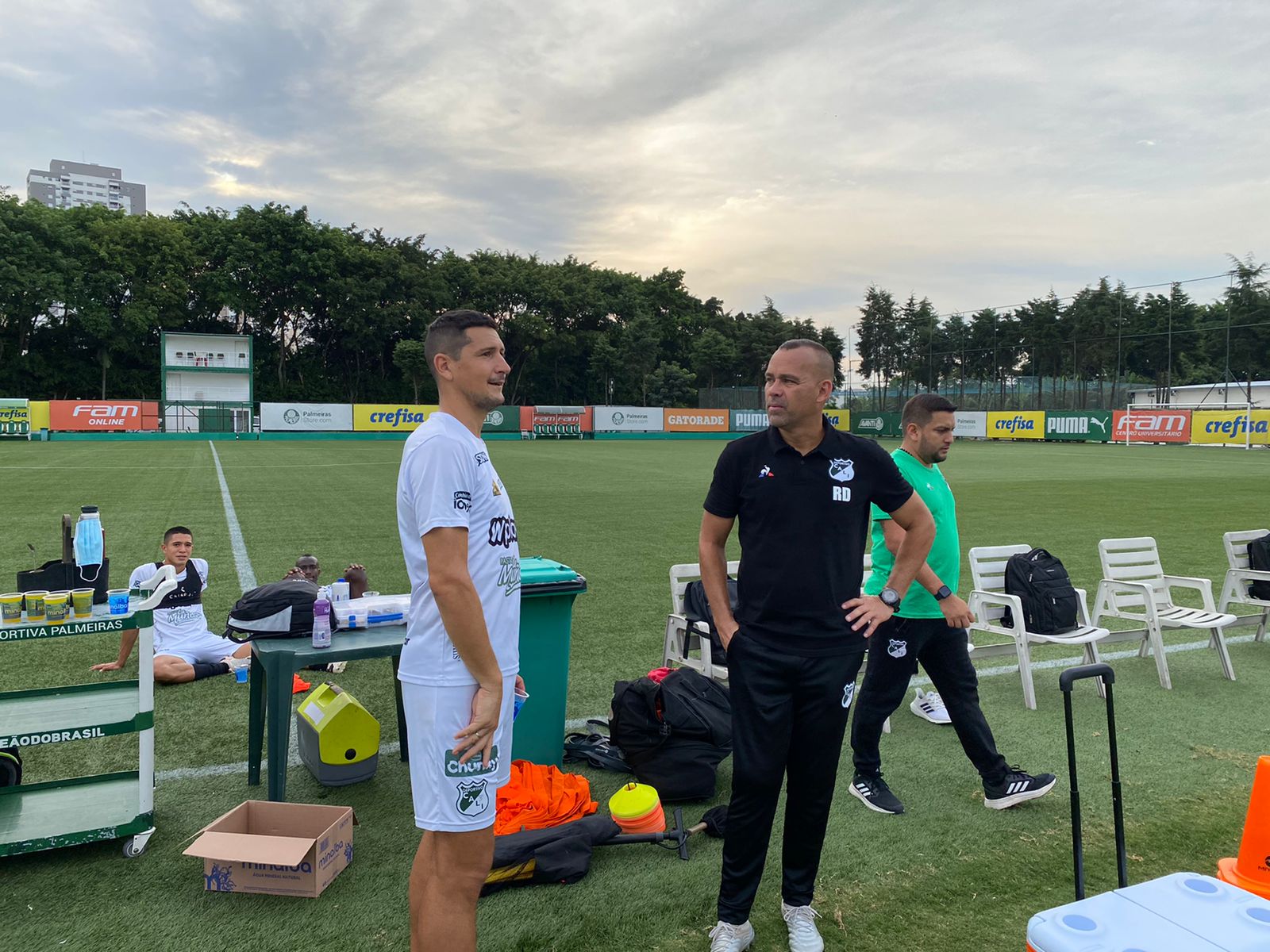 Antes de enfrentar Corinthians, Deportivo Cali treina na Academia com vice de 1999 - Gazeta Esportiva