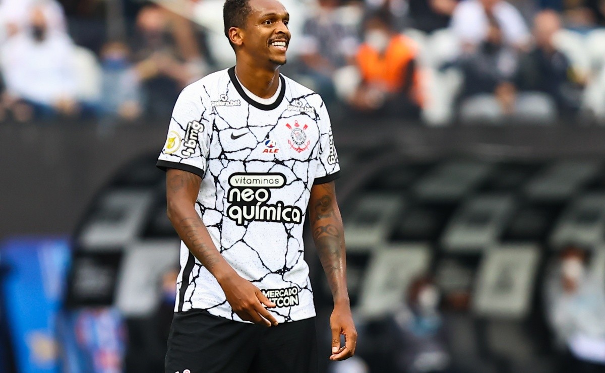 Após punição, Corinthians dá ultimato em Jô e Vítor Pereira faz exigência: “Conduta profissional