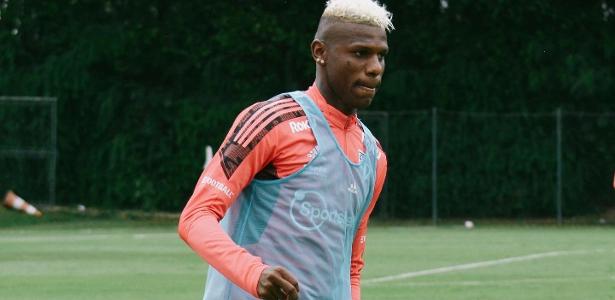 Arboleda volta aos treinos no São Paulo após ausência e multa - UOL Esporte