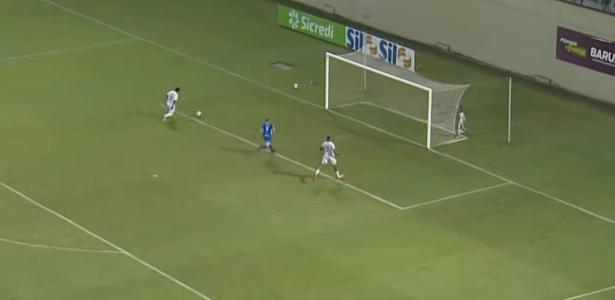 Atacante perde gol inacreditável, vê rival empatar e é eliminado; assista - UOL Esporte