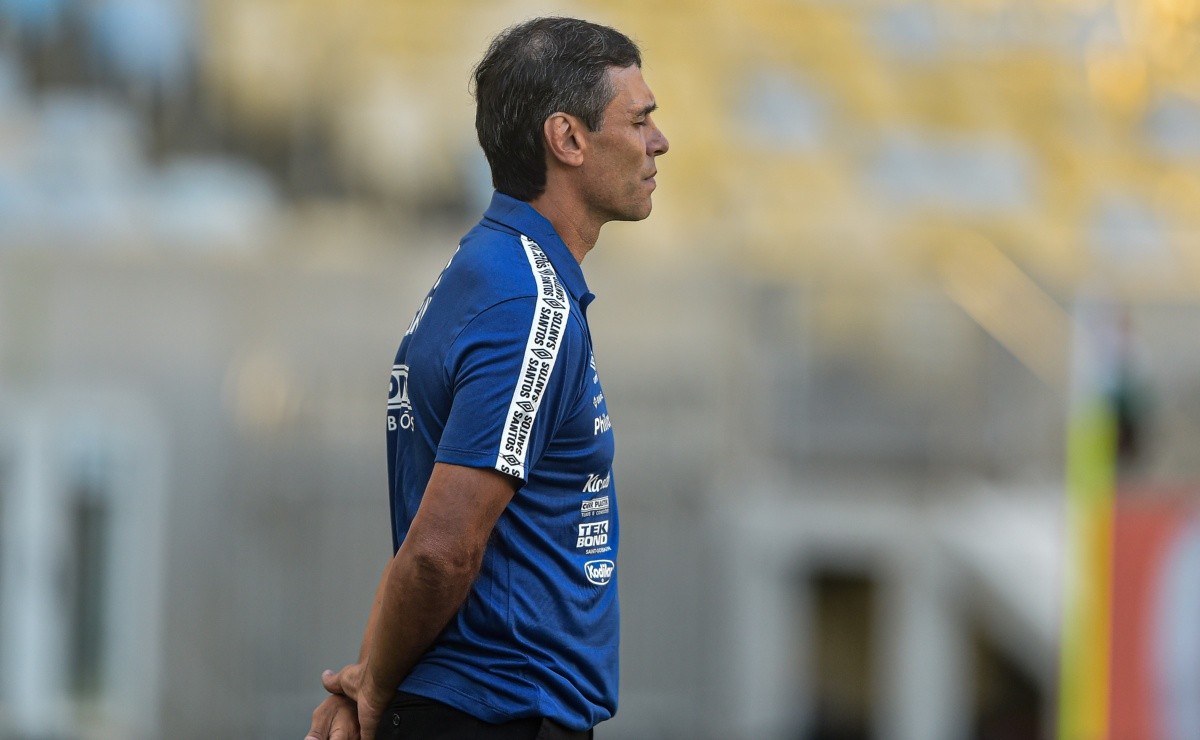 Atacante sente incômodo no treino, deixa CT Rei Pelé e vira dor de cabeça para Bustos no Santos na Sul-Amer... - Bolavip Brasil