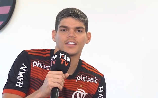 Ayrton Lucas admite ter ‘perturbado’ empresário para fechar com Flamengo - Coluna do Fla