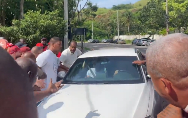 Ayrton Lucas recebe ‘pressão’ em protesto de torcidas organizadas do Flamengo; veja vídeo - Coluna do Fla