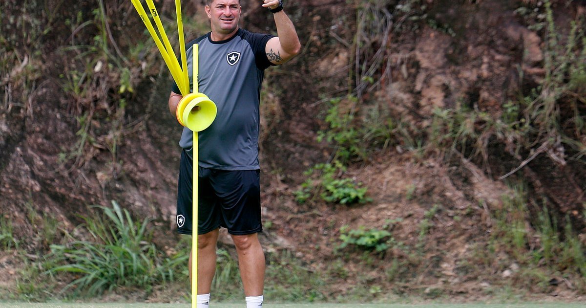 Botafogo confirma ausência de Luís Castro e auxiliares no campo contra o Corinthians; Betinho ficará na área - FogãoNET