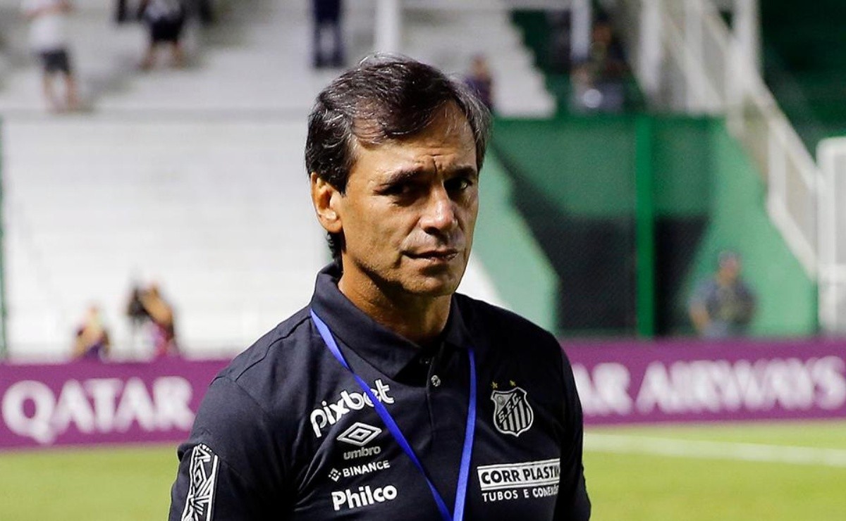 Bustos fica impressionado com novo reforço no Santos e aposta na titularidade absoluta do gringo no time - Bolavip Brasil