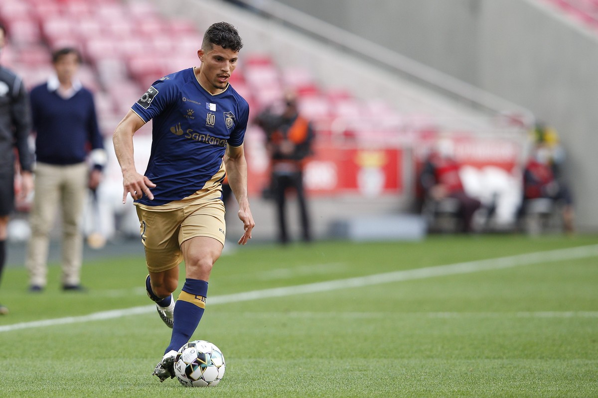 Corinthians se acerta com clube português e aguarda lateral Rafael Ramos para exames e assinatura - Globo.com