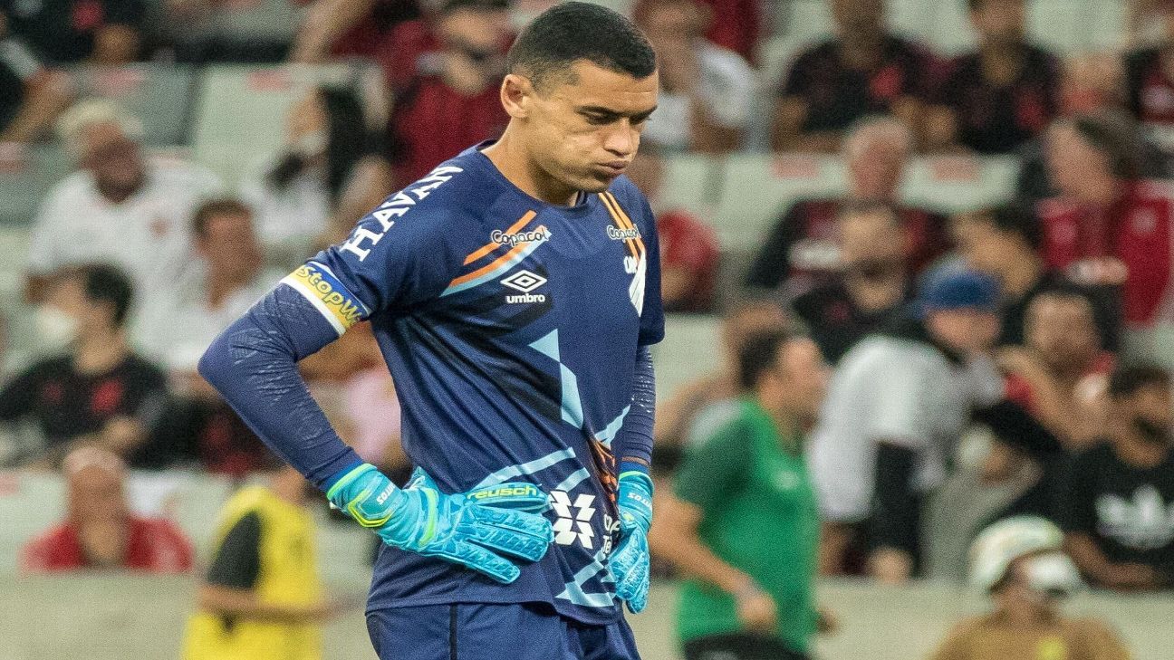 Flamengo anuncia a contratação do goleiro Santos, que estava no Athletico-PR - ESPN.com.br