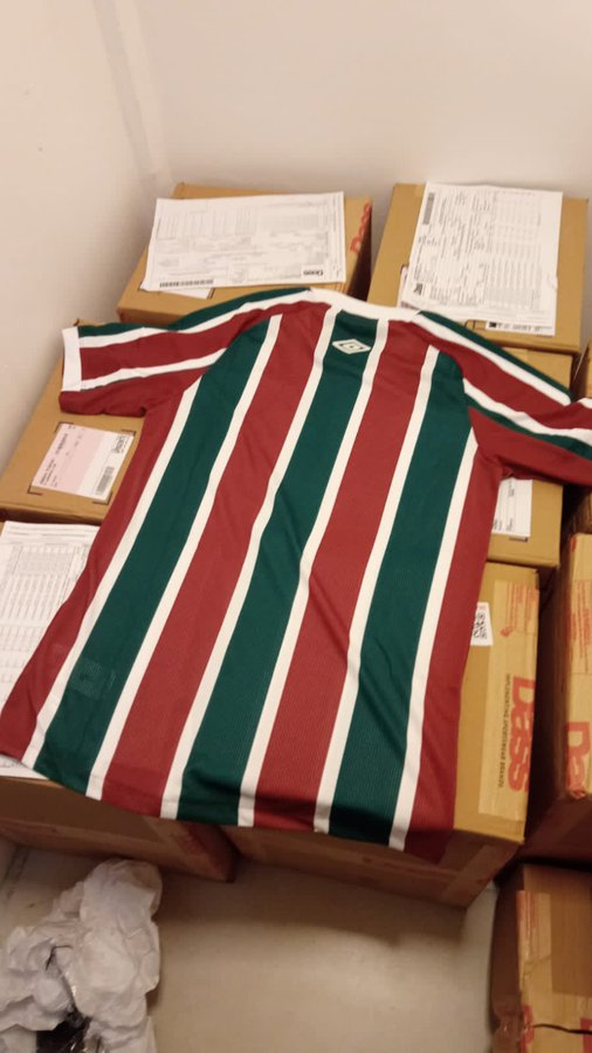 Fotos da nova camisa do Fluminense vazam nas redes sociais horas antes do lançamento - Globo.com