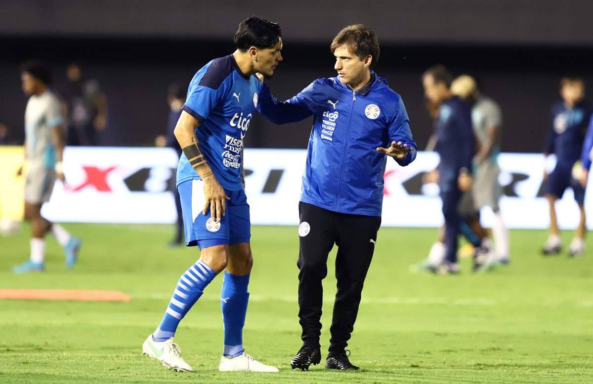 Gómez leva segundo amarelo no Paraguai e fica à disposição do Palmeiras na semifinal do Paulista - Globo.com