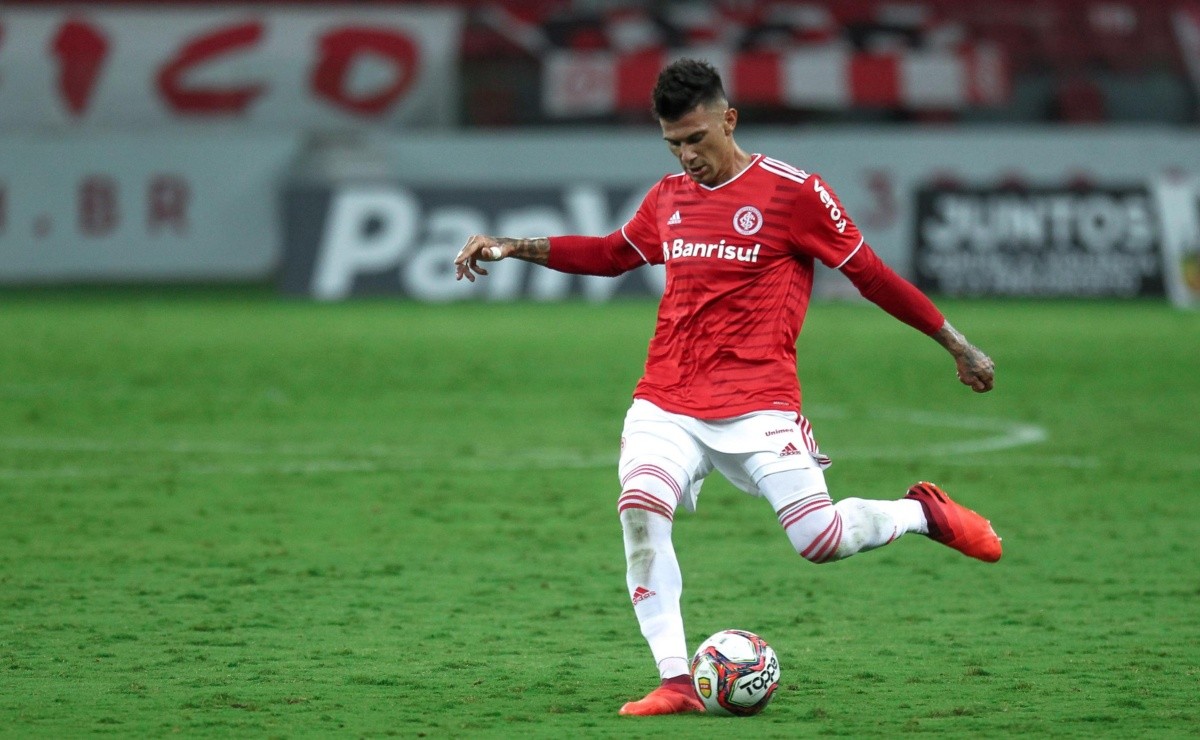 “Gostaria de vir”; Botafogo não para em Victor Cuesta e está próximo de tirar titular de gigante brasileiro - Bolavip Brasil