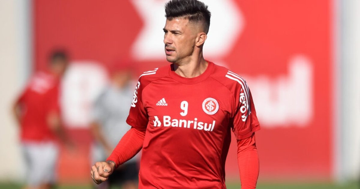 Internacional não aceita primeira proposta por Cuesta, e Botafogo negocia com outro zagueiro como alternativa - FogãoNET