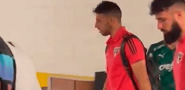 Jogador da base do Palmeiras com celular não falou nada para Calleri; veja - UOL Esporte