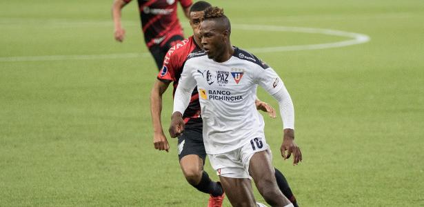 Longe de Emmanuel Martinez, Santos avança por chegada de atacante da LDU - UOL Esporte