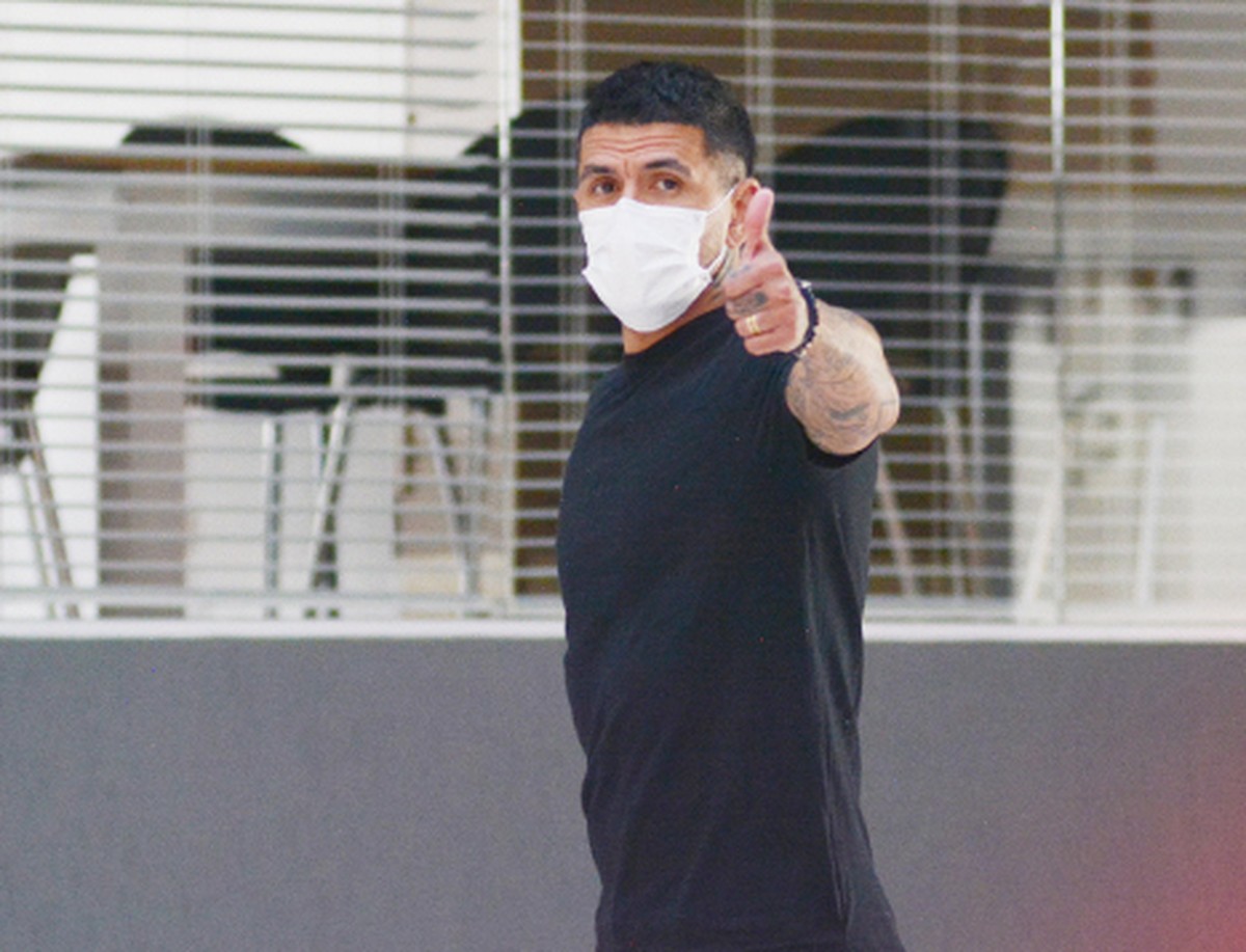 Lucho González substitui suspenso Alberto Valentim e fará estreia como interino do Athletico diante do Coritiba - Globo.com