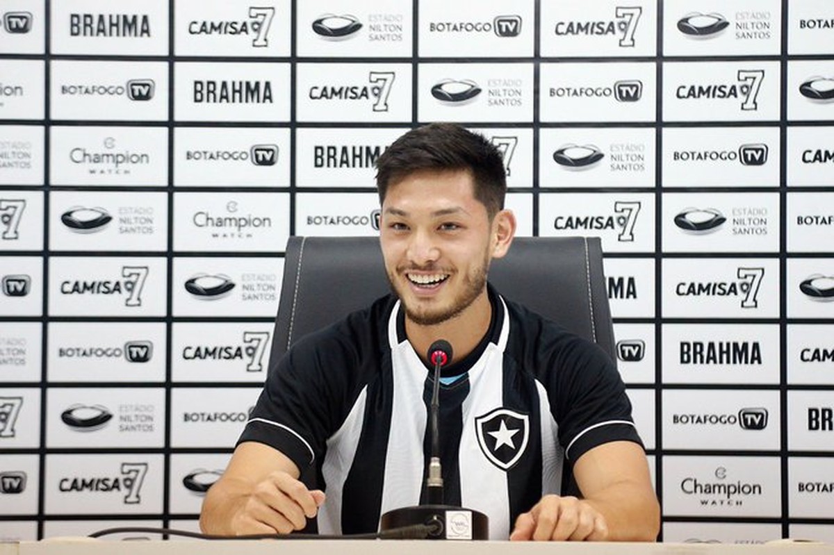 Oyama se emociona ao falar de volta ao Botafogo e revela comoção da família: 