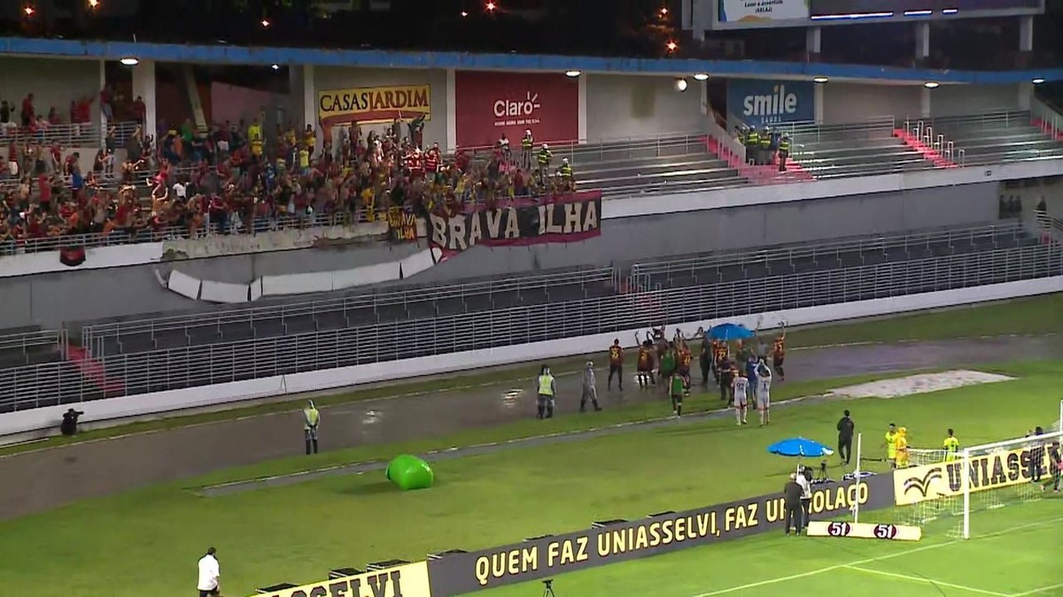 Pedaço de arquibancada do Rei Pelé desaba durante comemoração da torcida do Sport; veja - Globo.com