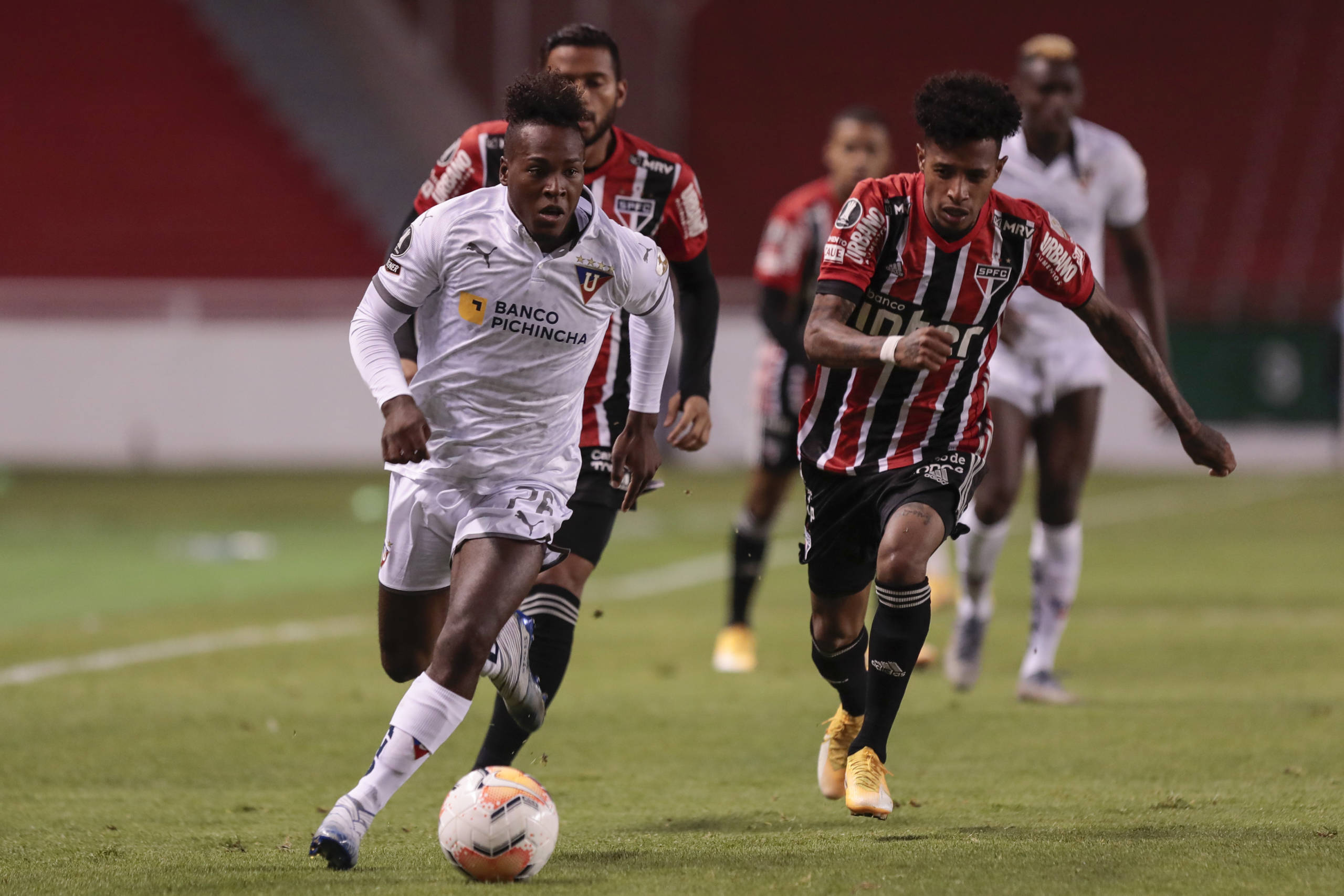 Santos chega a acordo por empréstimo e encaminha contratação de meia-atacante da LDU