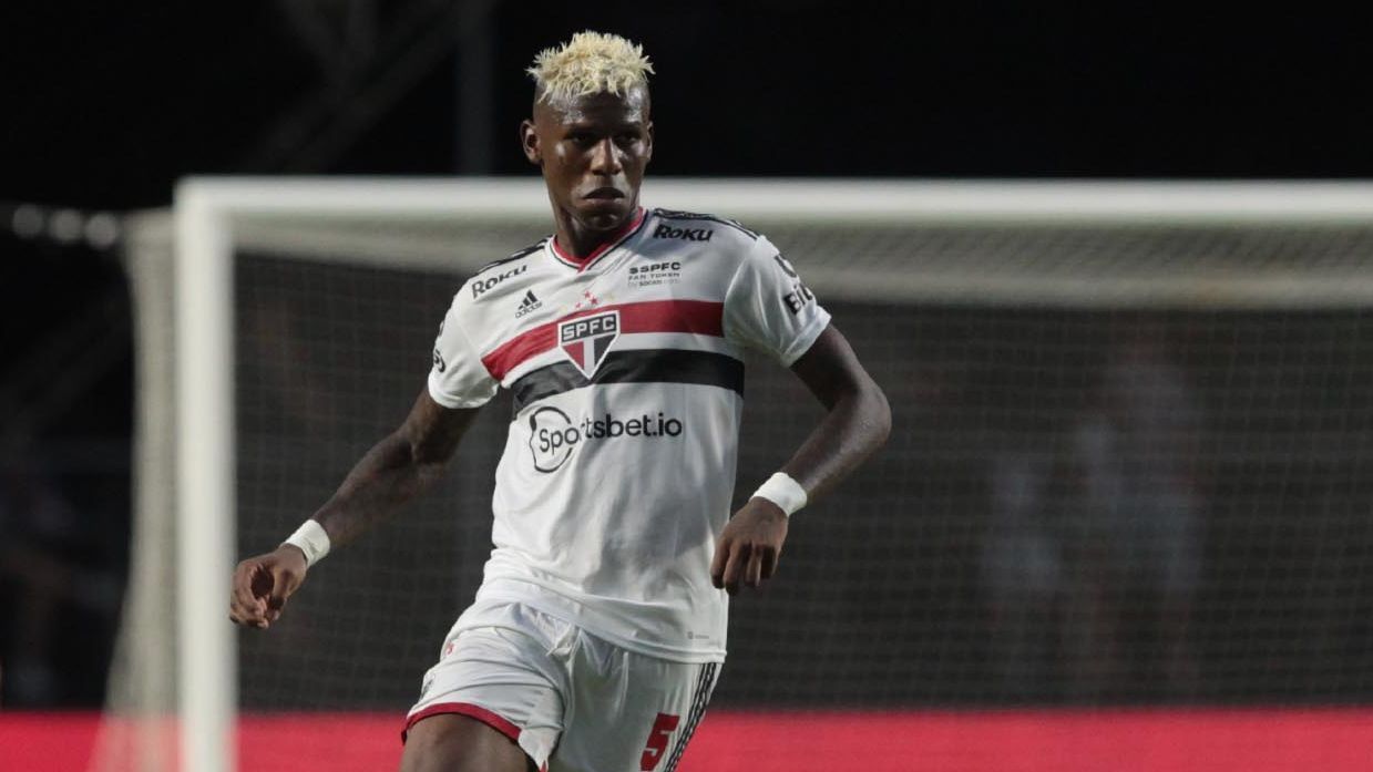 São Paulo desmente Arboleda e multa atleta por faltar treino após compromissos com o Equador - ESPN.com.br