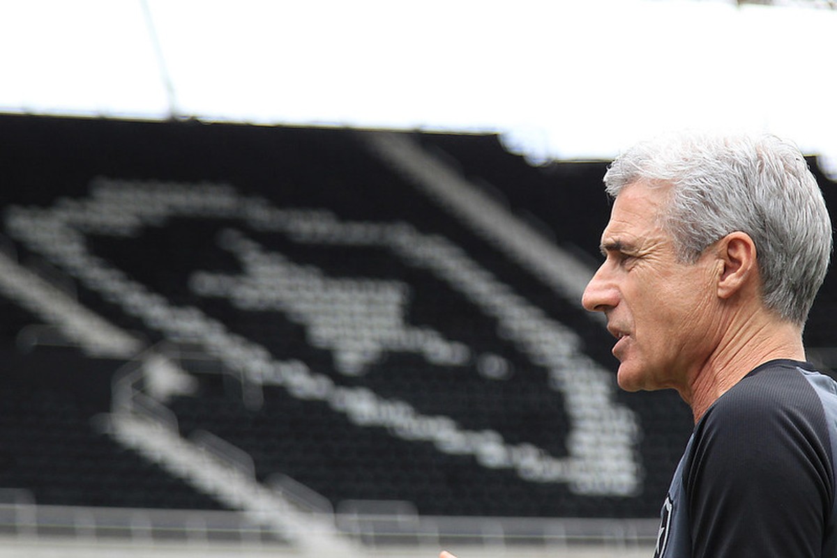 Sem visto de trabalho, Luís Castro não ficará à beira do campo em Botafogo x Corinthians - Globo.com