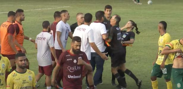 Técnico dá cabeçada em auxiliar mulher em jogo do Campeonato Capixaba - UOL Esporte