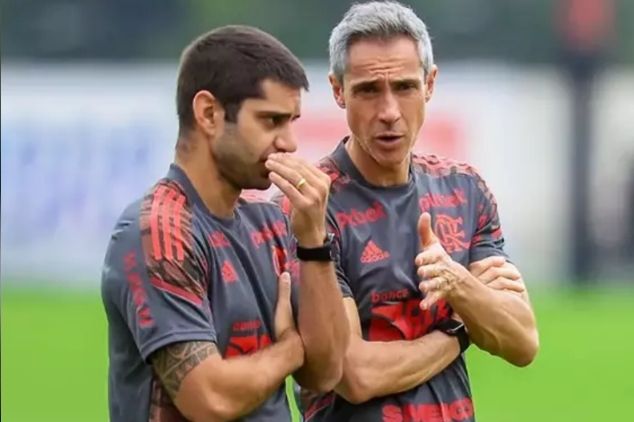 Titular do Flamengo sente lesão e preocupa para a sequência da temporada - Torcedores.com