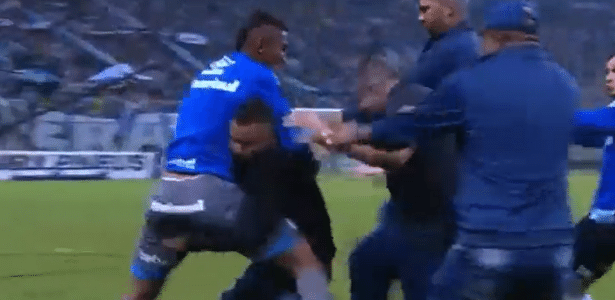 Veja momento da briga entre homem que invadiu campo e jogadores do Grêmio - UOL Esporte