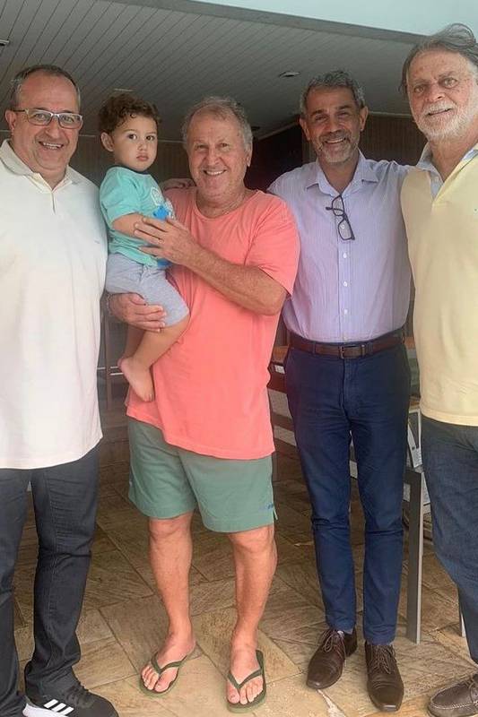 Zico se livra de muletas e caminha livremente após implante de prótese - Extra